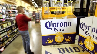 Anheuser Busch In Bev които произвеждат брандът бира Corona е изправен