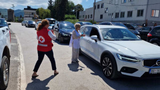 Доброволци от Българския Червен кръст раздават безплатна минерална вода на