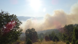 Пожар гори на метри от казанлъшко село