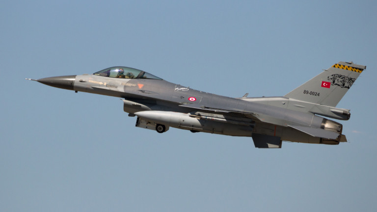 Два турски бойни самолета нахлуха на 2,5 морски мили от Александруполис