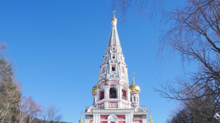 53 метровата кула на манастир Рождество Христово на Шипка се руши