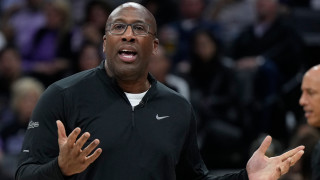 Отборът от НБА Сакраменто Кингс уволни треньора си Майк Браун