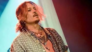 Актьорите нямат навика често да правят изненади за феновете си