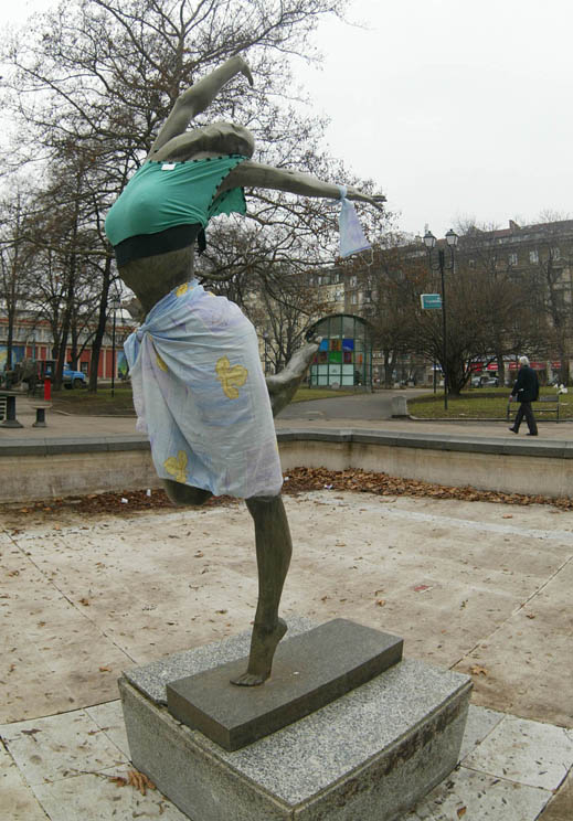 Статуята пред Народния театър се превърна в манекенка