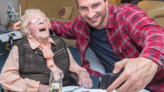 Кличко се срещна със 110-годишна фенка