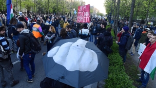 Протестиращи унгарци зоват "Да спрем Москва"
