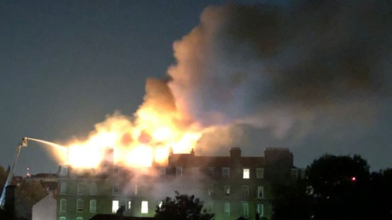 Огромен пожар в жилищен блок в Лондон