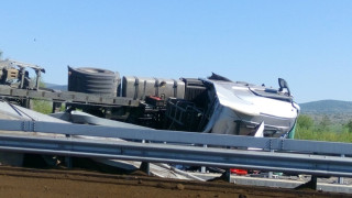 Катастрофа между товарен автомобил и микробус отне живота на 26