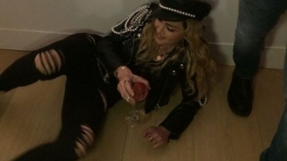Мадона отиде пияна на изложба