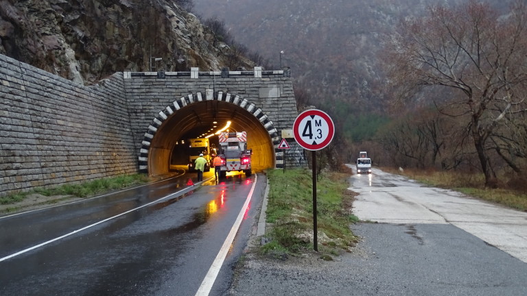 Движението в тунел Траянови врата на автомагистрала Тракия ще се