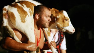 Димитър Кумчев защити титлата си на народни борби Дивата сцена