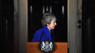 На главната страница на печатните издания във Великобритания отново основна