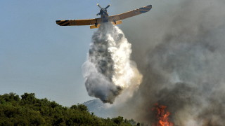 Противопожарен хеликоптер се разби в Гърция докато се бореше с