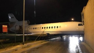 Частен бизнес самолет беше издухан от стоянката си на летището
