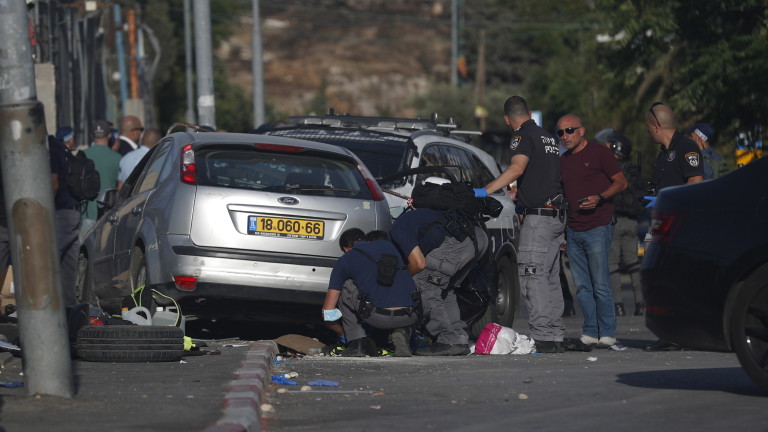 Палестинец се вряза с кола в полицейски пост в Йерусалим,