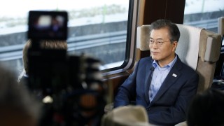 Япония и Южна Корея пред дипломатически сблъсък Южнокорейският президент Мун Дже ин