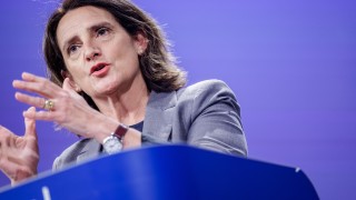 Испанският еврокомисар Тереза Рибера организира закулисната кампания за разхлабване на