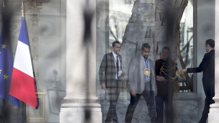 Центристката партия на президента на Франция Еманюел Макрон уволни сътрудника