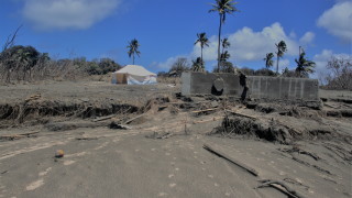 Хуманитарната помощ за Тонга се увеличава Летището в островната държава