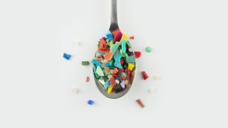 Всяка година приблизително 300 милиона тона пластмасови отпадъци влизат в