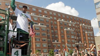 Милион фенове на Бостън излязоха по улиците на града, за да празнуват