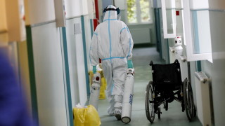 Болниците в Румъния се задъхват, медици дават кислород на пациенти в колите им