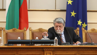 Тържественото заседание поведе най възрастният народен представител Вежди Рашидов от ГЕРБ Някои