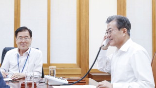 Президентът на САЩ Доналд Тръмп разговаря по телефона с южнокорейския