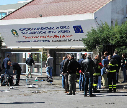 Бомба избухна в италианско училище