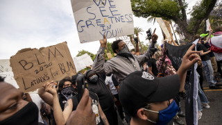 Протестите се разрастват в Лос Анджелис Протестиращите се събираха пред