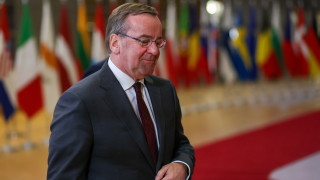 Министърът на отбраната на Германия отхвърли в петък критиките на