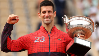 Новак Джокович получи трофея от ръцете на Яник Ноа и