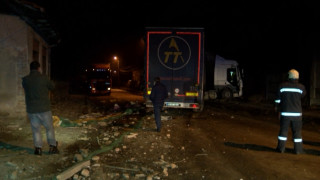 Два тежкотоварни автомобила се удариха челно на пътя Велико Търново