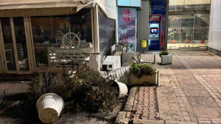 Във Враца вече няколко часа духа ураганен вятър Тази нощ