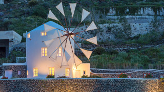 Благодарение на живописните залези и изглед към Егейско море този