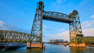 Разглобяват исторически мост в Ротердам, за да мине новата яхта на Безос