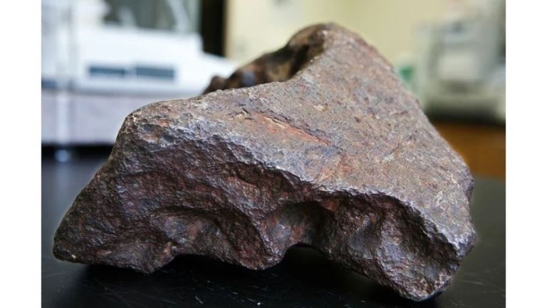 Фермер подпирал вратата си с камък, който се оказа метеорит за 100 000 долара