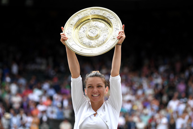 Симона Халеп през 2019 година с купата от Wimbledon