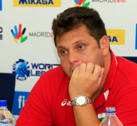 Селекционерът на Бразилия помага на Мартин Стоев