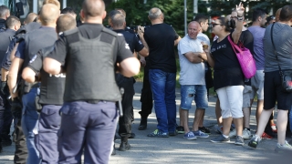 Полицаите на "Армията": Казаха ни да обикаляме стадиона