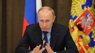 Путин критикува Запада, създава национална платежна система в Русия