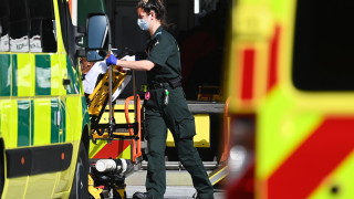 Служителите на Националната здравна служба на Англия които работят на