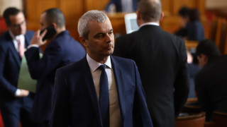 Лидерът на Възраждане Костадин Костадинов обяви в НС че трябва