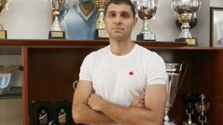 Макриев облече червен екип 