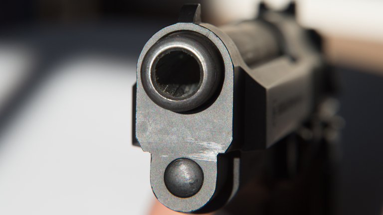 Застреляха млад мъж с боен пистолет в Сливен, съобщава bTV.
Случаят