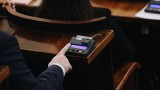 Увеличават с близо 10% заплатите в НЗОК
