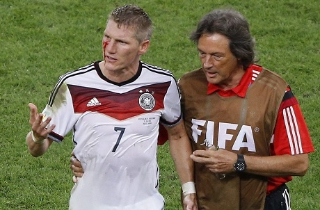 Лекарят на Байерн се оттегли след поражението от Порто