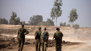 Най малко седем души бяха ранени след като Хамас изстреля десет