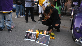 Хиляди фенове на Лос Анджелис Лейкърс и жители на мегаполиса