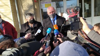 Трима рецидивисти пребиха и ограбиха 92-годишна жена и мъжа, който се грижи за нея